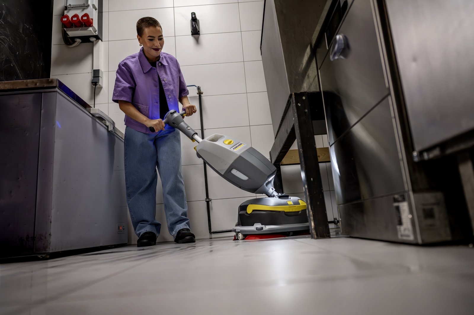 K-Mop 46 al lavoro nella cucina di un locale